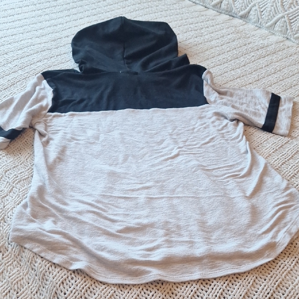 Maurices Gray and Black Hooded Top Size M - Picture 2 of 2